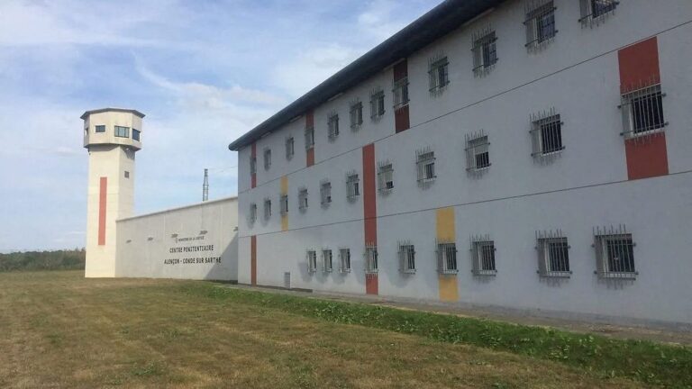 La justice ordonne au garde des Sceaux de mettre fin aux comportements contraires à la déontologie en prison.