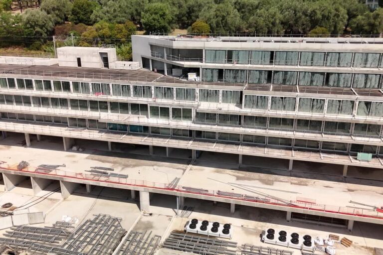 Un hôtel 5* abandonné sur la Côte d’Azur soulève des préoccupations environnementales.