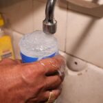 Arsenic détecté dans l’eau du robinet, distribution d’eau en bouteille recommandée.