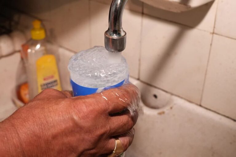 Arsenic détecté dans l’eau du robinet, distribution d’eau en bouteille recommandée.