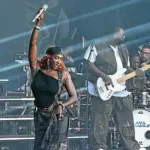 Aya Nakamura se produit aux Vieilles Charrues, marquant son retour sur la scène musicale.