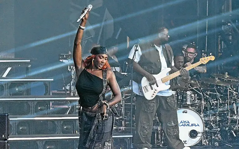 Aya Nakamura se produit aux Vieilles Charrues, marquant son retour sur la scène musicale.