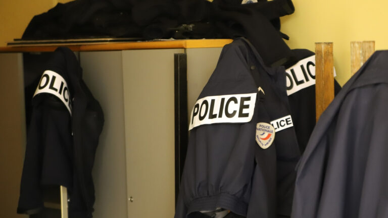 Villeurbanne : un policier blessé au commissariat, l’auteur bénéficie d’une peine aménagée.