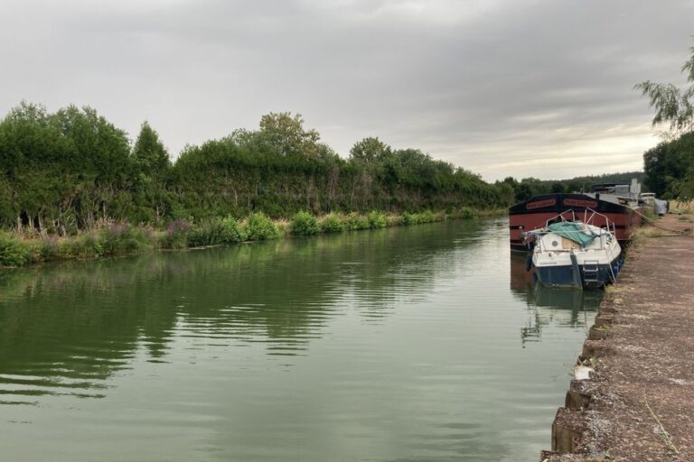 Navigation interrompue sur le canal entre Champagne et Bourgogne en raison du manque d’eau.