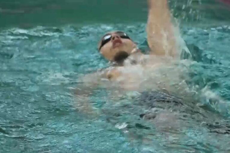 Des jeunes déscolarisés se forment à la natation pour devenir maîtres nageurs.