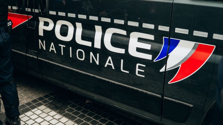 Une femme décède après avoir été heurtée par une voiture à vitesse excessive à Paris.