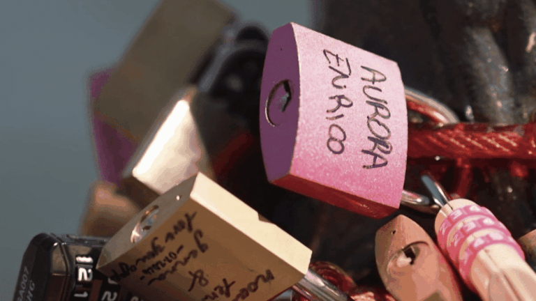 Colmar interdit l’accrochage de cadenas d’amour sur les rambardes de la ville