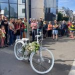 Hommage à un cycliste tué par un camion poubelle : des centaines de personnes rassemblées.