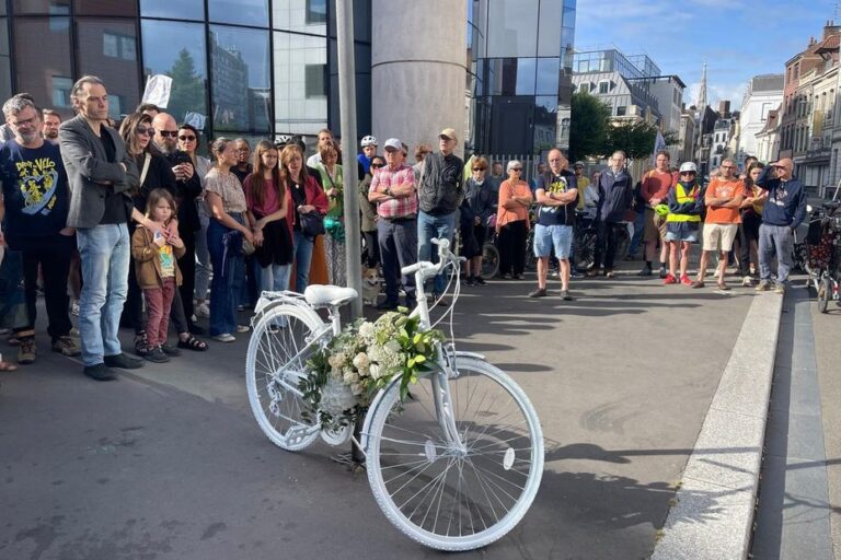 Hommage à un cycliste tué par un camion poubelle : des centaines de personnes rassemblées.
