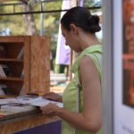 Des livres du prix Goncourt Hervé Le Tellier offerts sur une aire d&rsquo;autoroute en France
