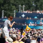 Suzane chante « Virile » en chœur avec le public aux Vieilles Charrues, créant une ambiance participative.