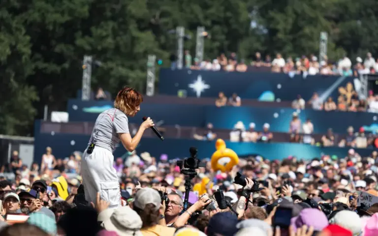 Suzane chante « Virile » en chœur avec le public aux Vieilles Charrues, créant une ambiance participative.
