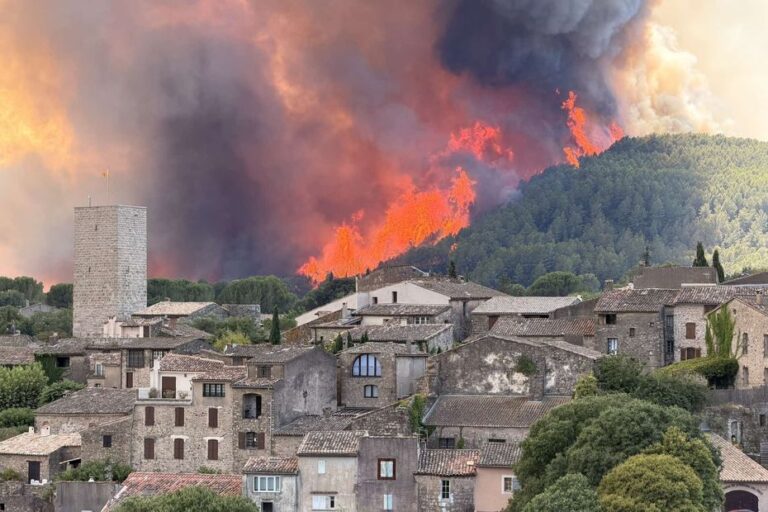 Incendie à Taradeau et aux Arcs : plus de 100 personnes évacuées, situation non maîtrisée.