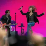 Vanessa Paradis chante « Divine idylle » avec son public aux Vieilles Charrues