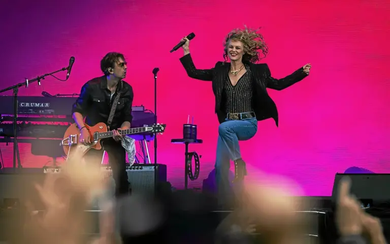 Vanessa Paradis chante « Divine idylle » avec son public aux Vieilles Charrues