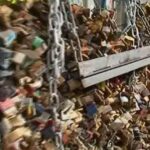 Les cadenas d’amour menacent la stabilité de certains ouvrages en France