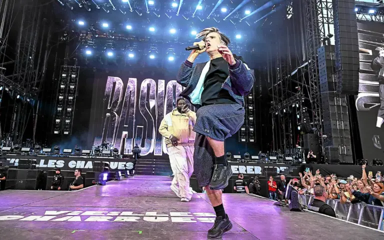 Orelsan se distingue aux Vieilles Charrues avec un concert salué par le public.