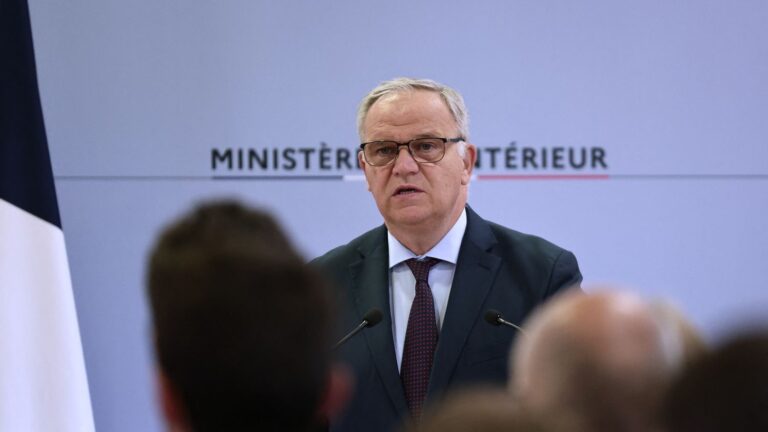 Le Planning familial dénonce la nomination de François-Noël Buffet comme Défenseur des droits.