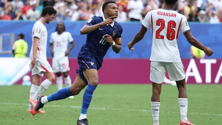 Critiques et hommages des Bleus après le match France-Angleterre sur les réseaux sociaux