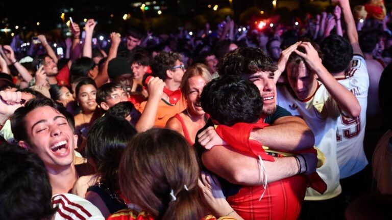 L’Espagne célèbre son titre de double championne du monde de football avec ses supporters.