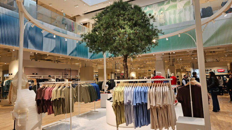 Nouvelles enseignes annoncées aux Nouvelles Galeries de Bron, près de Lyon.