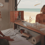 Joëlle, gardienne de la plage depuis trente-six ans, veille sur les baigneurs face à l’océan.