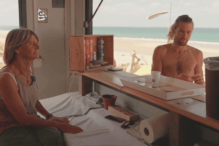 Joëlle, gardienne de la plage depuis trente-six ans, veille sur les baigneurs face à l’océan.