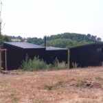 Des lodges en Alpes mancelles favorisent un tourisme nature durable.