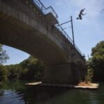 Des accidents de baignade en rivière entraînent des tétraplégiques en France.