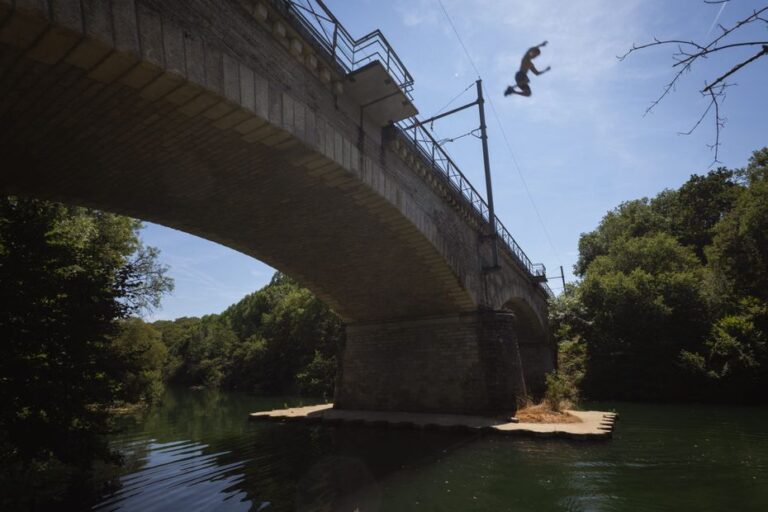 Des accidents de baignade en rivière entraînent des tétraplégiques en France.