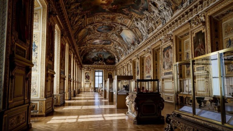 La galerie d’Apollon rouvre après le cambriolage du Louvre, neuf mois plus tard.