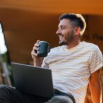 Les emplois saisonniers attirent de plus en plus de jeunes en France, entre montagne et bord de mer.