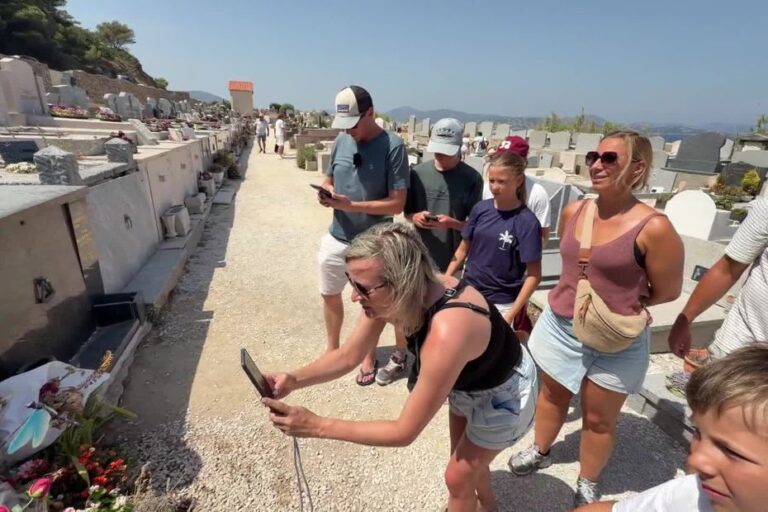 Surtourisme à Saint-Tropez : la tombe de Brigitte Bardot perturbe la tranquillité du cimetière.