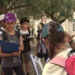 Des enfants se réconcilient avec l&rsquo;école pendant l&rsquo;été sans partir en vacances.