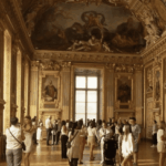 Réouverture de la galerie Apollon au Louvre : les visiteurs apprécient l&rsquo;espace rénové.