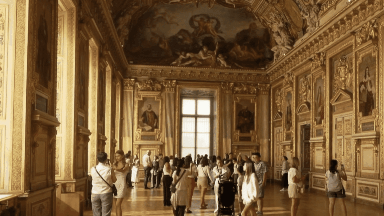 Réouverture de la galerie Apollon au Louvre : les visiteurs apprécient l’espace rénové.