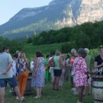 En Savoie, des domaines viticoles proposent des apéritifs au pied des vignes pour valoriser le terroir.