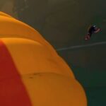 Elias Schwärzler réalise un saut à vélo depuis une montgolfière à près de 1 000 mètres d&rsquo;altitude.
