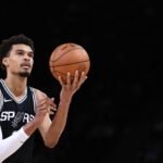 Victor Wembanyama sur la jaquette du jeu vidéo NBA 2K27, une reconnaissance pour le joueur français.