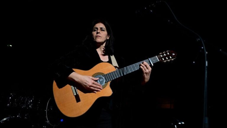 Souad Massi dénonce l’intolérance et la haine dans la musique contemporaine.