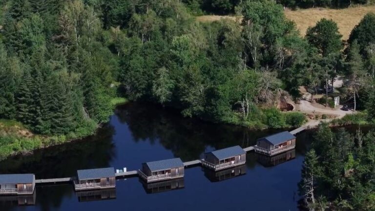 Auvergne attire des touristes internationaux grâce à son patrimoine naturel préservé.