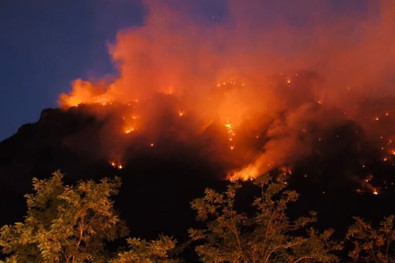 Incendie à L’Argentière-la-Bessée : 255 hectares brûlés, la situation se détériore.