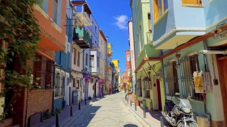 Promenade dans Balat, quartier coloré d’Istanbul, prisé par les photographes.