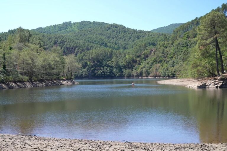 Baignades interdites : les rivières sous surveillance en France pour des risques sanitaires.