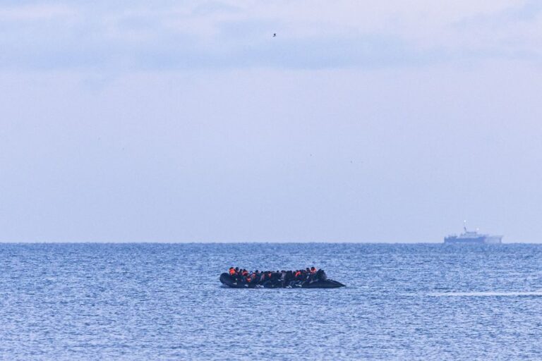 150 migrants tentent de traverser la Manche sur un pneumatique crevé, un corps retrouvé sur la plage.