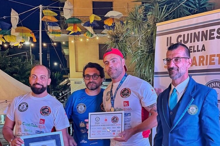 Un pizzaïolo établit un record en fabriquant 12 800 pizzas en 9 heures pour le Guinness World Records.