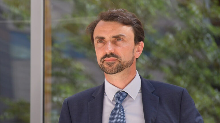 Lyon : le maire s’oppose à l’abandon du projet Rive Droite, dénonçant un risque pour la santé publique.