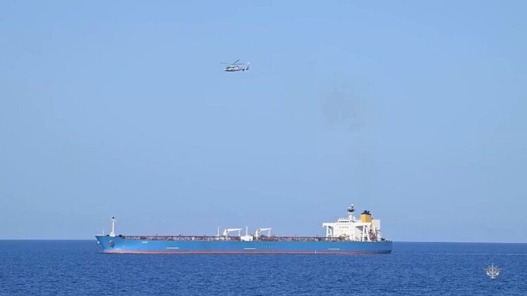 Pétrolier suspecté de liens avec la flotte fantôme russe autorisé à quitter Marseille après amende.
