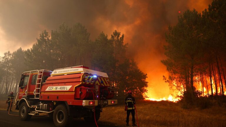 Incendies dans le Sud-Ouest : plans blancs activés en Gironde et Landes, hôpital privé évacué.