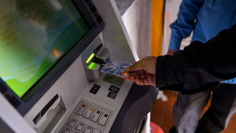 Diminution continue du nombre de distributeurs de billets en France, selon franceinfo